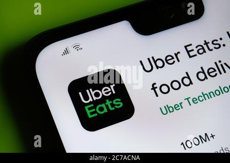 Stone / Royaume-Uni - juillet 15 2020 : application de livraison de nourriture Uber Eats vue sur le coin du téléphone mobile. Banque D'Images