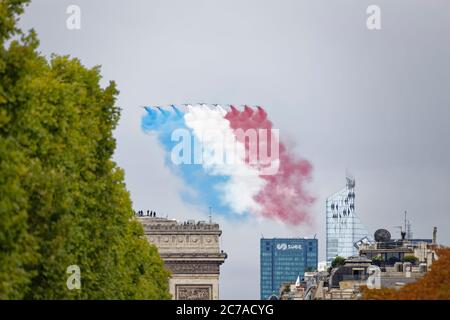 Paris, France. 14 juillet 2020. La Patrouille de France vole dans le ciel de Paris pour le défilé militaire du 14 juillet. Banque D'Images