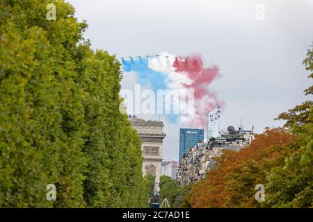 Paris, France. 14 juillet 2020. La Patrouille de France vole dans le ciel de Paris pour le défilé militaire du 14 juillet. Banque D'Images