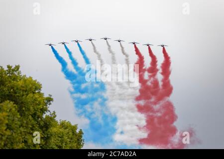 Paris, France. 14 juillet 2020. La Patrouille de France vole dans le ciel de Paris pour le défilé militaire du 14 juillet. Banque D'Images