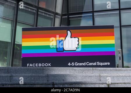 Le logo Facebook en dehors de leurs bureaux à Dublin, Irlande, adapté pour la semaine gay Pride. Banque D'Images