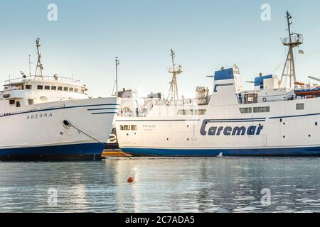 ISCHIA PORTO (NA), ITALIE - 30 JUIN 2020 : ferries amarrés Caremar flottant dans la marina Banque D'Images