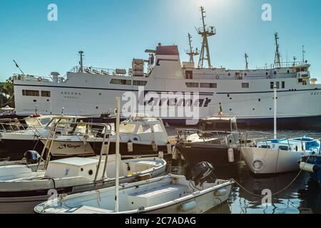 ISCHIA PORTO (NA), ITALIE - 30 JUIN 2020 : ferries amarrés Caremar flottant dans la marina Banque D'Images