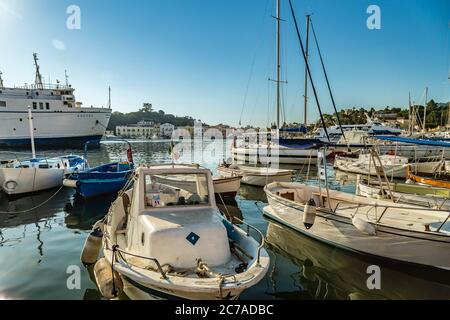 ISCHIA PORTO (NA), ITALIE - 30 JUIN 2020 : bateaux amarrés flottant dans la marina Banque D'Images