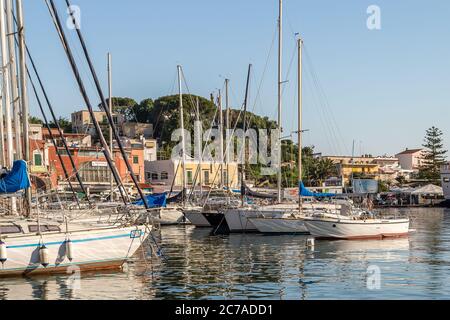 ISCHIA PORTO (NA), ITALIE - 30 JUIN 2020 : bateaux amarrés flottant dans la marina Banque D'Images