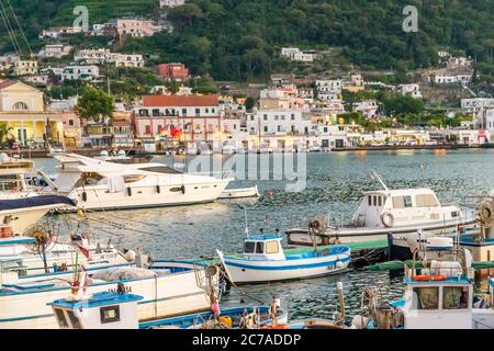 ISCHIA PORTO (NA), ITALIE - 28 JUIN 2020 : bateaux amarrés flottant dans la marina Banque D'Images