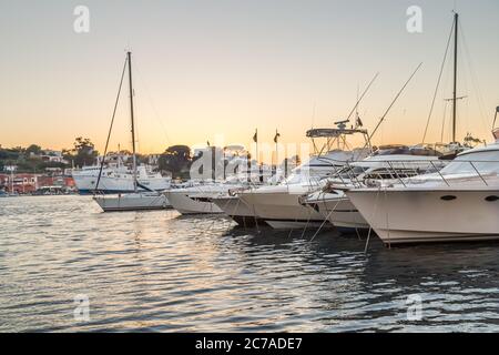 ISCHIA PORTO (NA), ITALIE - 28 JUIN 2020 : bateaux amarrés flottant dans la marina Banque D'Images