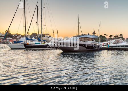 ISCHIA PORTO (NA), ITALIE - 28 JUIN 2020 : bateaux amarrés flottant dans la marina Banque D'Images