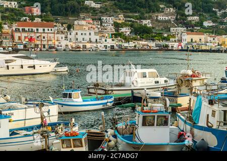 ISCHIA PORTO (NA), ITALIE - 28 JUIN 2020 : bateaux amarrés flottant dans la marina Banque D'Images