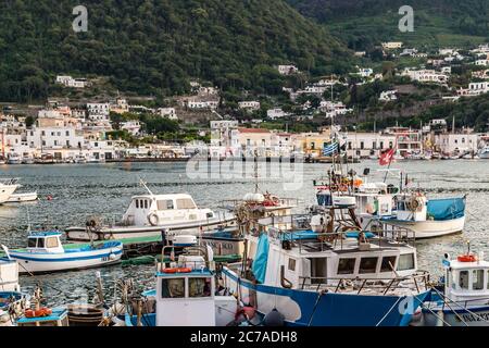 ISCHIA PORTO (NA), ITALIE - 28 JUIN 2020 : bateaux amarrés flottant dans la marina Banque D'Images