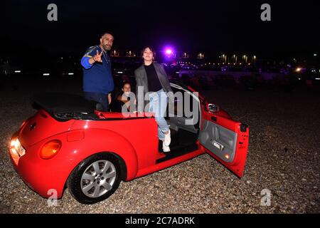 Munich, Allemagne. 15 juillet 2020. Le réalisateur et acteur principal Kida Khodr Ramadan et l'actrice principale Emma Drogunova se promo dans une voiture avant la première de « à Berlin, aucun arbre orange ne pousse » au cinéma en incrustation à Munich, dans la fenêtre contextuelle du Filmfest München, avant la projection. Credit: Felix Hörhager/dpa/Alay Live News Banque D'Images