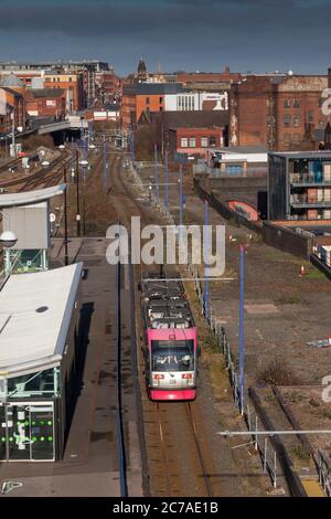 Midland Metro Ansaldo T69 tram 09 en arrivant à la gare de Birmingham Snow Hill. Banque D'Images