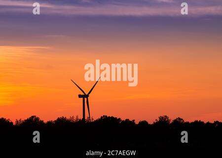 Silhouette d'éolienne au coucher du soleil, Delaware USA Banque D'Images