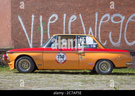 Voiture de course BMW 2002 dans la zone portuaire de Brême, Allemagne Banque D'Images