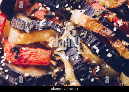 Ratatouille alimentation végétarienne végétarienne - plat de légumes français traditionnel provençal cuit au four, macro photo. Banque D'Images