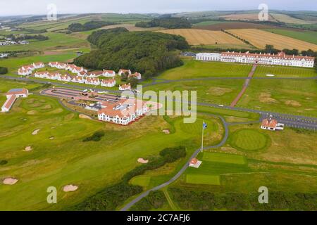 Turnberry, Écosse, Royaume-Uni. 15 juillet 2020. Vue aérienne générale sur le Trump Turnberry Golf Club et l'hôtel sur la côte d'Ayrshire. Trump Turnberry prévoit d'agrandir le complexe en construisant des centaines de maisons privées de luxe, d'appartements et de villas de retraite et en transformant la région en un centre de golf exclusif pour les personnes en retraite. Iain Masterton/Alay Live News Banque D'Images