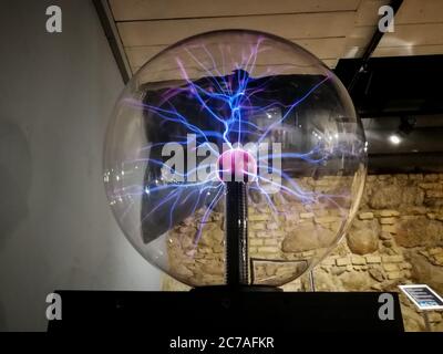 Décharge Corona dans la boule de plasma. Invention de Nikola Tesla Banque D'Images