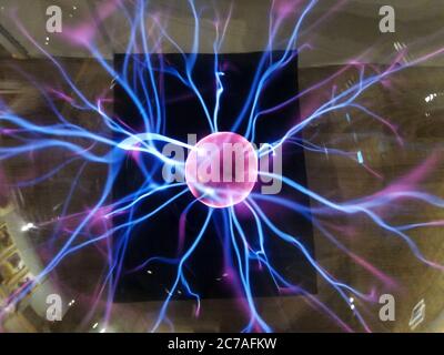 Décharge Corona dans la boule de plasma. Invention de Nikola Tesla Banque D'Images