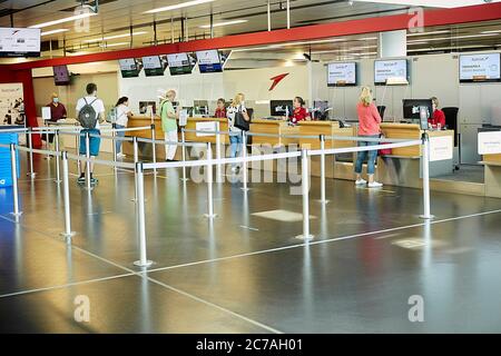 Vienne, Autriche. 15 juillet 2020. Les passagers s'enregistrer à l'aéroport international de Vienne, en Autriche, le 15 juillet 2020. L'aéroport de Vienne a enregistré une baisse de 95.4 %, passant de 138,124 000 voyageurs en juin 2020 à l'année précédente. Le volume total de passagers pour la période allant de janvier à juin 2020 a diminué de 65.3 % pour s'établir à 5.1 millions. Crédit : Georges Schneider/Xinhua/Alay Live News Banque D'Images