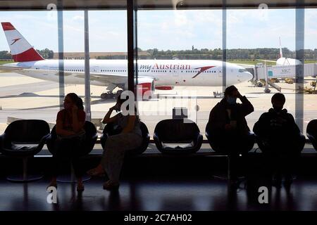 Vienne, Autriche. 15 juillet 2020. Les passagers attendent à l'aéroport international de Vienne, en Autriche, le 15 juillet 2020. L'aéroport de Vienne a enregistré une baisse de 95.4 %, passant de 138,124 000 voyageurs en juin 2020 à l'année précédente. Le volume total de passagers pour la période allant de janvier à juin 2020 a diminué de 65.3 % pour s'établir à 5.1 millions. Crédit : Georges Schneider/Xinhua/Alay Live News Banque D'Images