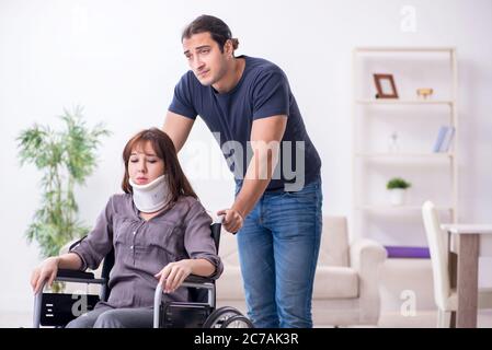 Femme et mari handicapés à la maison Banque D'Images