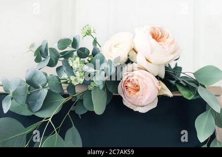 Gros plan de l'affiche vierge pour tableau noir de mariage. Guirlande florale de branches d'eucalyptus vertes et fleurs de roses anglaises abricot. Fête d'anniversaire rustique Banque D'Images