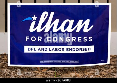 Le yard signe pour DFL a approuvé le démocrate Ilhan Omar pour le Congrès des États-Unis pour le 5e District du Congrès du Minnesota à Minneapolis, Minnesota Banque D'Images