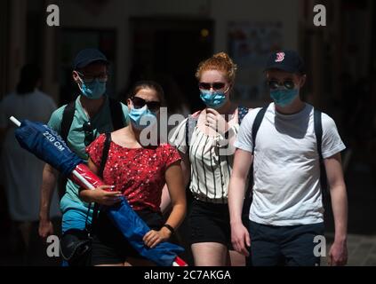 Malaga, Espagne. 15 juillet 2020. Les touristes portant des masques ont vu marcher dans les rues le premier jour de l'utilisation obligatoire des masques.de nouvelles infections à coronavirus en Espagne après l'assouplissement des restrictions ont amené le gouvernement régional à imposer l'utilisation obligatoire des masques dans les espaces extérieurs et les lieux fermés et les plages, même lorsqu'ils observent une distance de sécurité entre les personnes. Cette mesure vise à freiner la propagation de la pandémie du coronavirus. Crédit: Jesus Merida/SOPA Images/ZUMA Wire/Alay Live News Banque D'Images