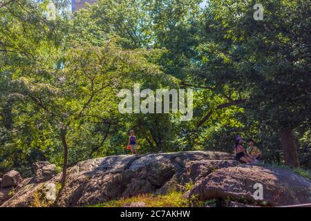 New York, NY / USA - 24 juillet 2019: Enfants jouant sur le juge-arbitre Rock. Rat Rock, également connu sous le nom de juge-arbitre Rock. Banque D'Images