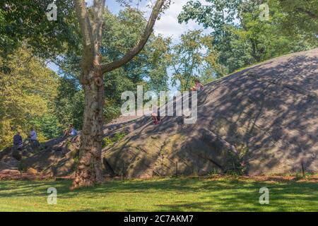 New York, NY / USA - 24 juillet 2019: Enfants jouant sur le juge-arbitre Rock. Rat Rock, également connu sous le nom de juge-arbitre Rock. Banque D'Images