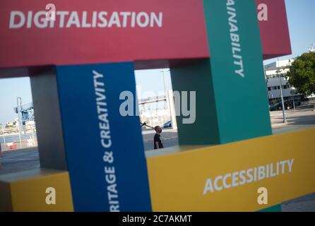 Malaga, Espagne. 15 juillet 2020. Sculpture représentant la ville de Malaga comme capitale européenne du tourisme intelligent pendant la première journée d'utilisation obligatoire des masques faciaux.de nouvelles infections à coronavirus en Espagne après l'assouplissement des restrictions ont amené le gouvernement régional à imposer l'utilisation obligatoire des masques faciaux en plein air et les lieux fermés et les plages, même lorsqu'ils observent une distance de sécurité entre les personnes. Cette mesure vise à freiner la propagation de la pandémie du coronavirus. Crédit: Jesus Merida/SOPA Images/ZUMA Wire/Alay Live News Banque D'Images