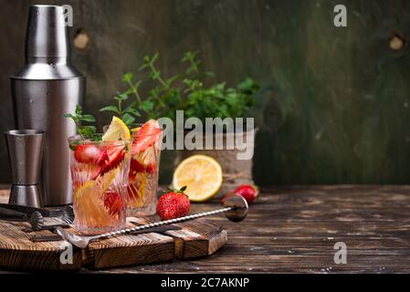 Limonade aux fraises d'été avec citron Banque D'Images