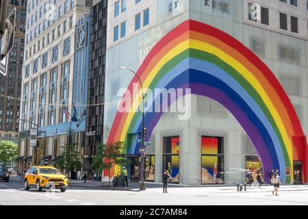 Facade of the Louis Vuitton Store on the 5th avenue Stock Photo - Alamy