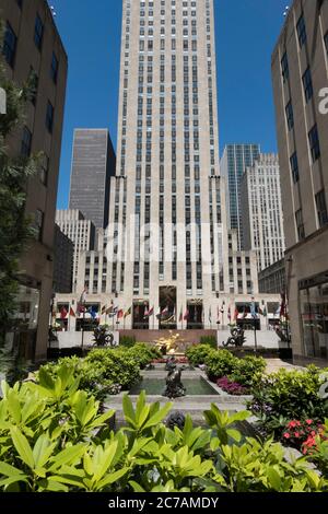 Rockefeller Center Promenade à Summertime, New York, Etats-Unis Banque D'Images