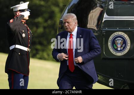 Washington, États-Unis. 15 juillet 2020. Le président Donald Trump marche sur la pelouse sud de la Maison Blanche à son retour à Washington, DC, d'Atlanta le 15 juillet 2020. Photo par Yuri Gripas/UPI crédit: UPI/Alay Live News