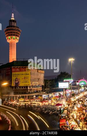 SAMUT PRAKAN, THAÏLANDE, OCT 24 2019, coucher de soleil avec l'allumé en tour d'observation au-dessus d'une jonction avec l'occupation de la rue du marché à Phra Samut Chedi Temple Fai Banque D'Images