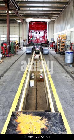 Idaho Falls, Idaho, USA 8 juillet 2015 UN atelier de réparation avec fosse à graisse et équipement pour réparer les semi-remorques et les gros camions routiers. Banque D'Images