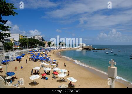 Salvador Bahia Brésil - Porto da Barra Beach avec Christian cross Marco de Fundacao da Cidade Banque D'Images