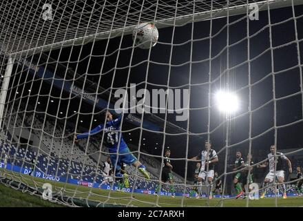 Reggio Emilia, Italie. 15 juillet 2020. Andrea Consigli, gardien de but de Sassuolo (1er L, devant), ne parvient pas à sauver un but de Danilo de Juventus lors d'un match de football entre Sassuolo et Juventus à Reggio Emilia, Italie, 15 juillet 2020. Crédit: Alberto Lingria/Xinhua/Alay Live News Banque D'Images