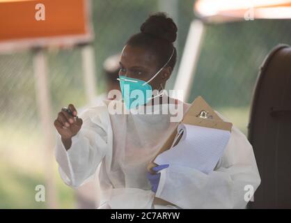 Austin, TX USA 15 juillet 2020 : les techniciens médicaux travaillant pour Austin public Health ne portent pas d'équipement de protection (EPI) et effectuent des dépistages gratuits de COVID-19 dans un parc public. Le Texas a connu une forte augmentation des cas de coronavirus, avec près de 300,000 cas entraînant au moins 3,432 décès. Crédit : Bob Daemmrich/Alay Live News Banque D'Images