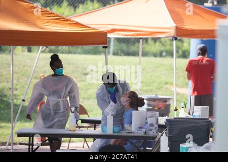 Austin, TX USA 15 juillet 2020: Des techniciens médicaux travaillant pour Austin public Health effectuent des tests COVID-19 gratuits aux résidents d'Austin dans un parc public le 15 juillet 2020. Le Texas a connu une forte augmentation des cas de coronavirus, avec près de 300,000 cas entraînant au moins 3,432 décès. Crédit : Bob Daemmrich/Alay Live News Banque D'Images