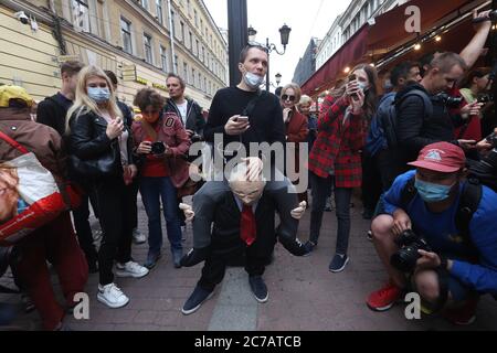 Un manifestant habillé comme un personnage représentant le président russe Vladimir Poutine participe à la manifestation.protestation contre les amendements à la Constitution et les résultats d'un vote national sur les réformes constitutionnelles qui a été approuvé le 1er juillet 2020. Banque D'Images