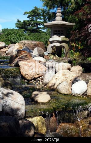 Cadre tranquille - décoration de jardin pagode près d'un petit ruisseau rocheux aux jardins ornementaux, Ottawa, Ontario, Canada. Banque D'Images