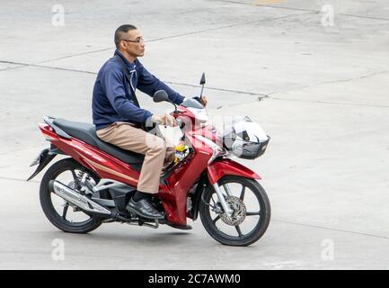 SAMUT PRAKAN, THAÏLANDE, JUL 03 2020, un homme se déplace en moto dans la rue. Banque D'Images