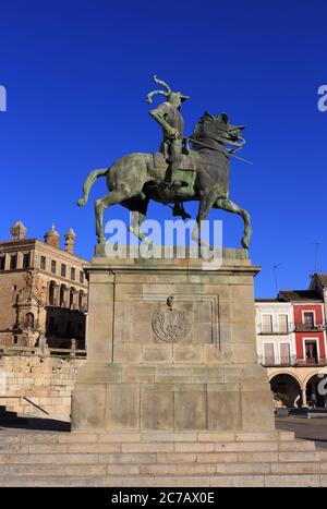 Espagne, Estrémadure, Caceres, la ville historique de Trujillo. Plaza Mayor et une statue de bronze du Conquistador Fransisco Pisarro. Banque D'Images