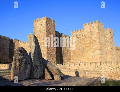 Espagne, Estrémadure, Caceres, château médiéval au-dessus de la ville historique de Trujillo. Lieu de naissance de Fransisco Pizarro - 'le Conquérant du Pérou'. Banque D'Images