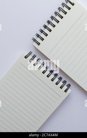Cahier à spirale papier ligné ouvert. Banque D'Images