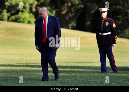 Washington, États-Unis d'Amérique. 15 juillet 2020. Le président américain Donald J. Trump marche sur la pelouse sud de la Maison Blanche à son retour à WashingtonDC d'Atlanta le 15 juillet 2020. Crédit: Yuri Gripas/Pool via CNP | usage dans le monde crédit: dpa/Alay Live News Banque D'Images