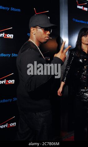 Le rappeur/PDG Sean 'Diddy' Combs arrive à la Timberland Pre-Grammy Launch Party (Fête de lancement pré-Grammy) organisée par Verizon et BlackBerry Storm sur le Boulevard 3 le 6 février 2009 à Hollywood, Californie. Crédit : Jared Milgrim/accès photo Banque D'Images