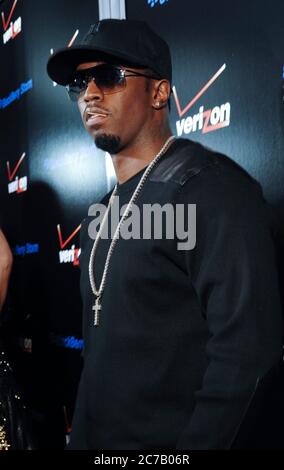 Le rappeur/PDG Sean 'Diddy' Combs arrive à la Timberland Pre-Grammy Launch Party (Fête de lancement pré-Grammy) organisée par Verizon et BlackBerry Storm sur le Boulevard 3 le 6 février 2009 à Hollywood, Californie. Crédit : Jared Milgrim/accès photo Banque D'Images